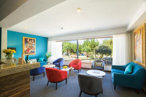 a living room with blue walls and colorful chairs at Muru Homely Hotel Cusco in Cusco