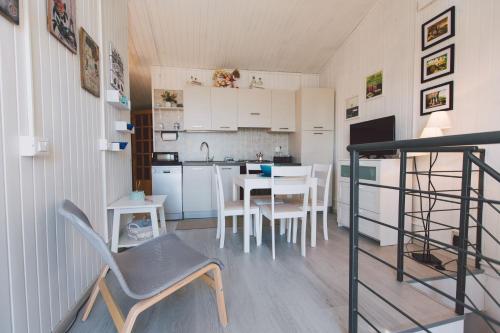 a kitchen and dining room with a table and chairs at Hotel Como in Siracusa