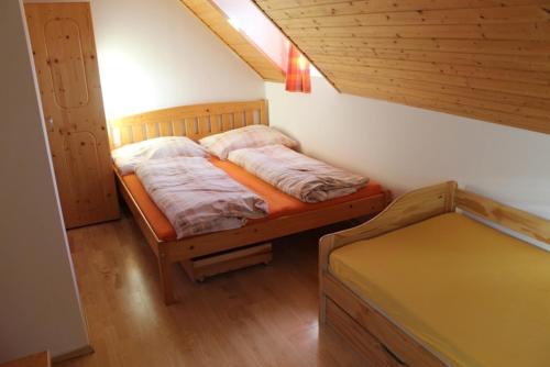 een slaapkamer met 2 aparte bedden in een kamer bij Roubenka Zlatá Olešnice in Zlatá Olešnice