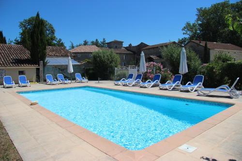 une piscine avec des chaises longues et une piscine dans l'établissement Logis Hôtel Restaurant Gîte La Bastide du Vébron, à Grospierres