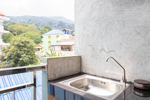 balcón con vistas y fregadero de cocina en My Style Resort Hotel -SHA Plus, en Patong Beach