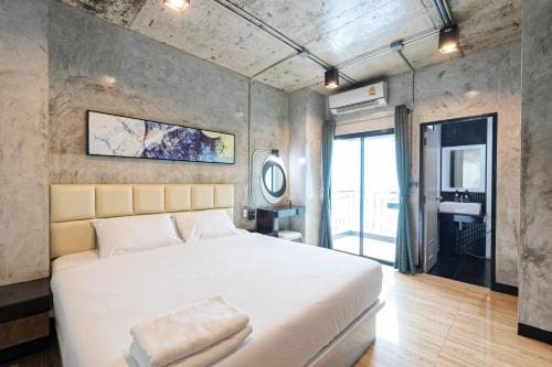 Un pat sau paturi într-o cameră la My Style Resort Hotel -SHA Plus