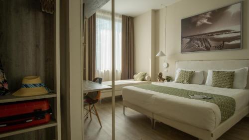Lake Garda Beach Hostel tesisinde bir odada yatak veya yataklar