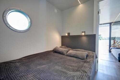 sypialnia z dużym łóżkiem i dużym oknem w obiekcie Apartament Na Wodzie w mieście Ruciane-Nida