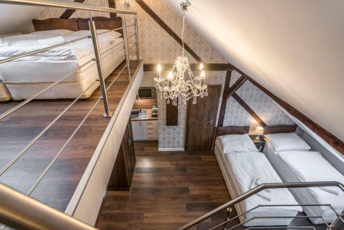 Zimmer im Dachgeschoss mit 2 Etagenbetten und einem Kronleuchter in der Unterkunft RETRO Apartments Bosak in Prešov