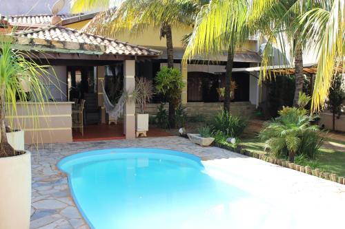 uma piscina em frente a uma casa em Casa Magnífica em Olímpia