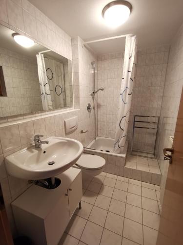 a bathroom with a sink and a toilet and a shower at Ferienwohnung Jasmin & Alex in Mühlhausen-Ehingen