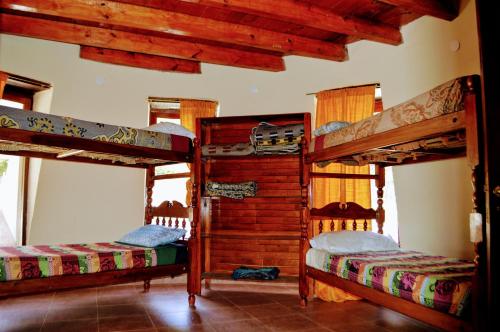 1 dormitorio con 2 literas en una casa en Cabañas La Comarca del Hobit in 