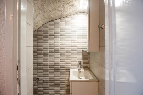 un baño con lavabo y espejo en White Blossom Villa #Fourka, en Skála Foúrkas