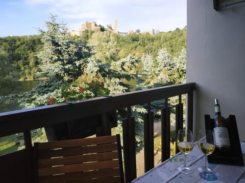 stół z dwoma kieliszkami wina na balkonie w obiekcie Pod hradem Cornštejn w mieście Oslnovice