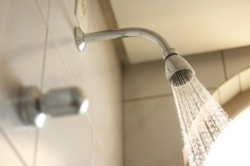 a shower with a shower head in a bathroom at Hotel Schwab in Boa Vista do Burica