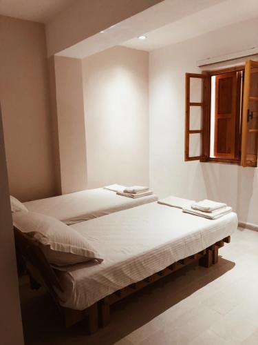 Una cama o camas en una habitación de Old Town Hotel Dhermi