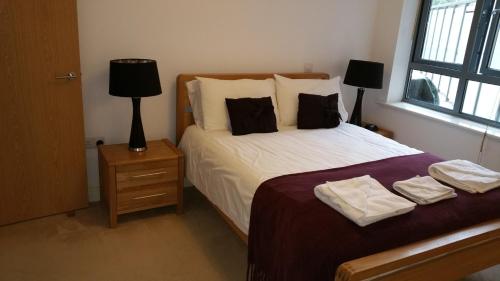 Postel nebo postele na pokoji v ubytování Oxford Apartment- Free parking 2 Bedrooms-2Bathrooms-Located in Jericho Oxford close to Bus and Rail sation