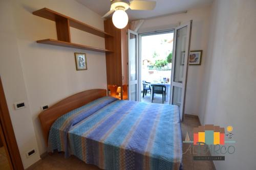 a bedroom with a bed with a colorful blanket at Al Parco in Rosolina Mare