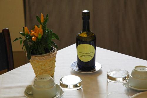 フォリーニョにあるLa Corteのワイン1本、花瓶1本