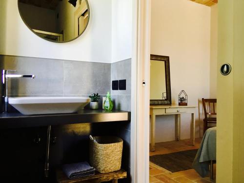 a bathroom with a sink and a mirror on the wall at Frontemaja in Fara Filiorum Petri