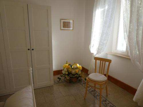 a bedroom with a vase of flowers and two chairs at Casa Diamanti-Fox 33 Via Guglielmo Marconi in Sonnino