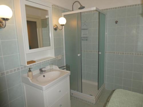 ein Bad mit einem Waschbecken und einer Glasdusche in der Unterkunft Casa Diamanti-Fox 33 Via Guglielmo Marconi in Sonnino