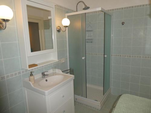 a bathroom with a sink and a glass shower at Casa Diamanti-Fox 33 Via Guglielmo Marconi in Sonnino