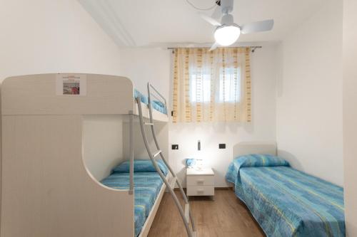 ロゾリーナ・マーレにあるLe Primuleのベッドルーム1室(二段ベッド2台、はしご付)
