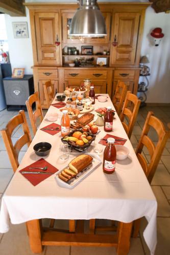 einen Tisch mit Speisen und Getränken in der Küche in der Unterkunft La Brocherie in Magny-le-Désert
