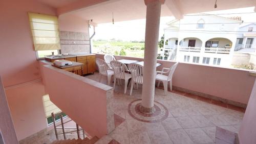 uma vista para uma varanda com uma mesa e cadeiras em Familien Apartment Zeno em Ulcinj