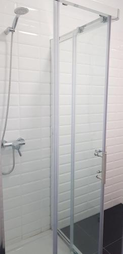 eine Dusche mit Glastür im Bad in der Unterkunft Bubu Beach 1-B in Los Cristianos