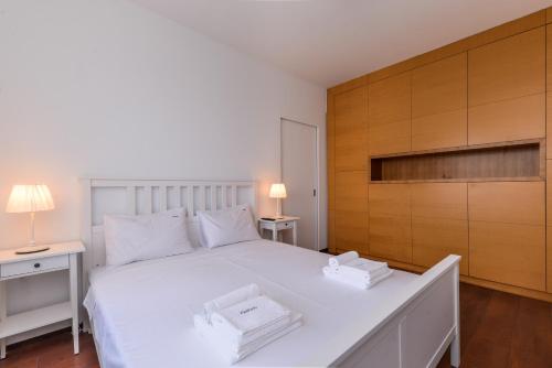- une chambre avec un grand lit blanc et deux lampes dans l'établissement Super Premium Two Bedroom Suite on Vitosha Boulevard, à Sofia