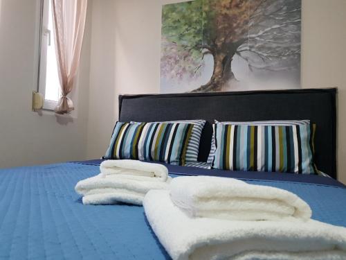 ペライアにあるNana Apartmentsの青いベッド(タオル付)