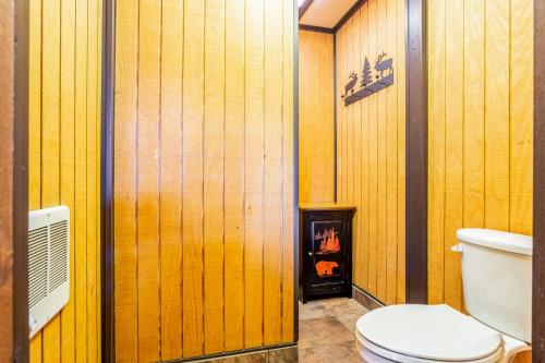 baño con aseo y chimenea en Grand Lake Lodge en Grand Lake