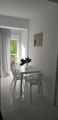 un tavolo e una sedia in una stanza con finestra di Bubu Beach 2-A a Los Cristianos