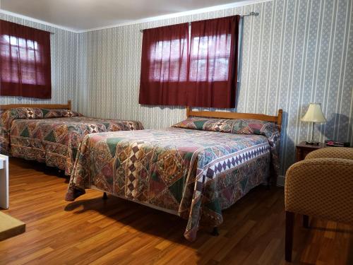 Tempat tidur dalam kamar di Regent Motel
