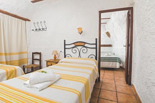 Un pat sau paturi într-o cameră la Cuevas Al Qulayat