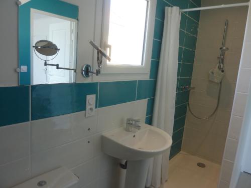 une salle de bain avec un lavabo et une douche dans l'établissement Chambre d'Hôtes La Dune - face mer, à Saint-Michel-Chef-Chef
