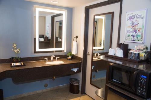 un baño de hotel con fregadero y microondas en Adelaide Inn en Paso Robles