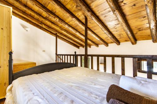 アルカモ・マリーナにあるCottage Hillの木製の天井が特徴のベッドルーム1室(ベッド1台付)