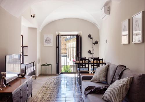 a living room with a couch and a table at Apartamentos Plaza Mayor 35 in Cáceres