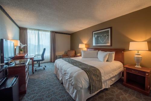 A bed or beds in a room at Lakeview Golf Resort