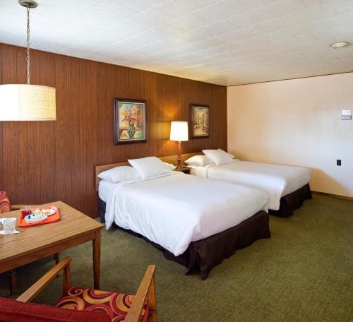 En eller flere senger på et rom på Sunset Motel Moriarty