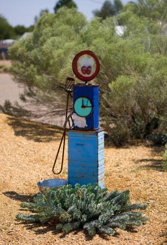 a blue structure with a sign on top of a plant at Sunset Motel Moriarty in Moriarty
