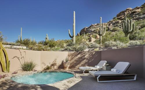 The swimming pool at or close to Four Seasons Resorts Scottsdale at Troon North