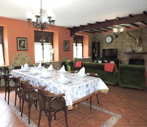 a large dining room with a table and chairs at La Escuela de Premio in Premió