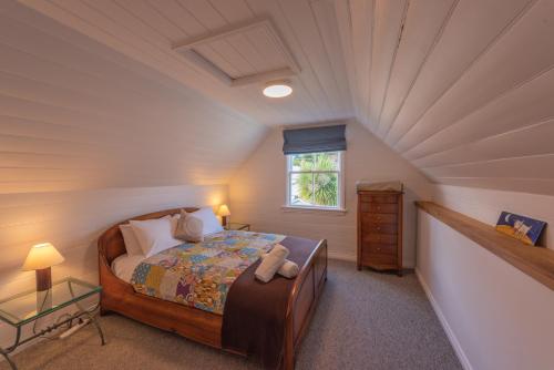 En eller flere senger på et rom på Akaroa Waterfront Apartment