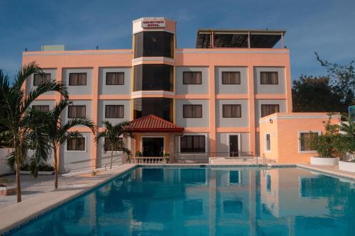 um hotel com piscina em frente a um edifício em Adams View Hotel em Moalboal