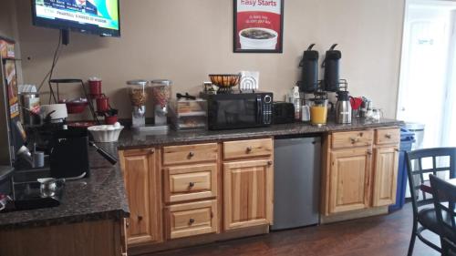 a kitchen with a counter top with a microwave at Holiday Lodge Yakima in Yakima