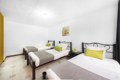 Postel nebo postele na pokoji v ubytování Hotel Casa Normandia