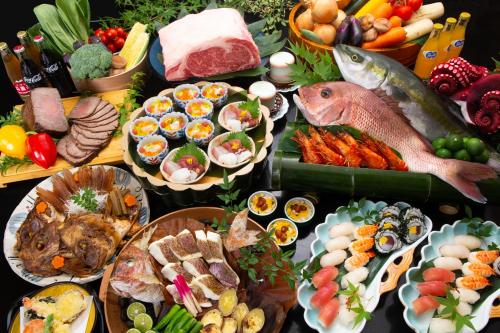 una tabella ricoperta da molti tipi di alimenti diversi di Naruto Grand Hotel Kaigetsu a Naruto