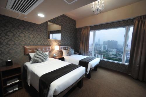 מיטה או מיטות בחדר ב-Ramada Hong Kong Grand