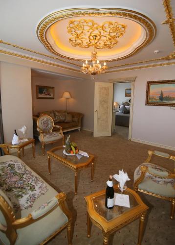 Χώρος καθιστικού στο Demir Hotel