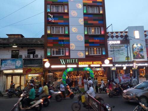 un gruppo di persone che cavalcano motociclette su una strada di città di Hotel White Boutique a Pondicherry